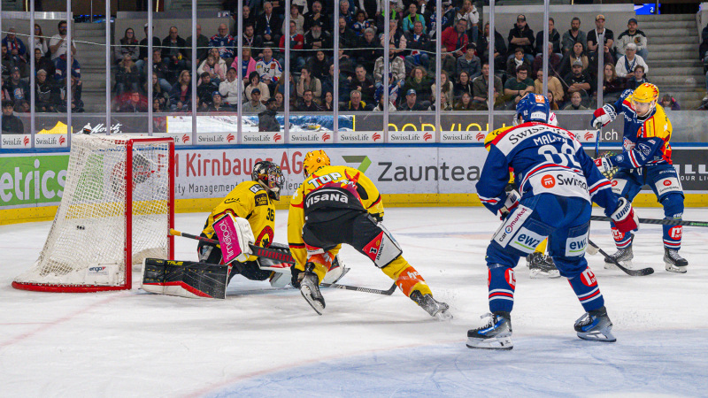Derek Grant stutzt dem SC Bern die Krallen in der Overtime