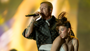Bei &uuml;ber 30&deg; bringen Louis Tomlinson &amp; Macklemore die Zuschauer in Stimmung