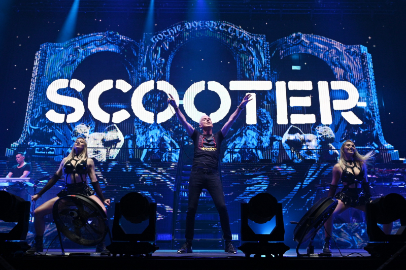 Scooter beravet das Hallenstadion