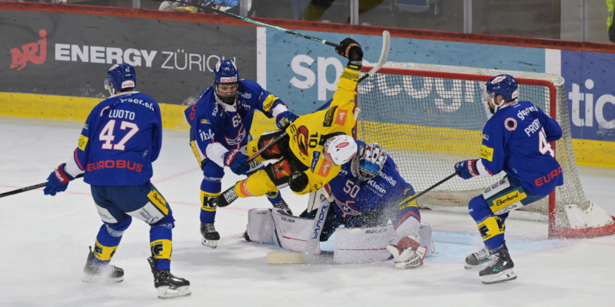 Der SC Bern nutzt die Klotener Unachtsamkeiten...